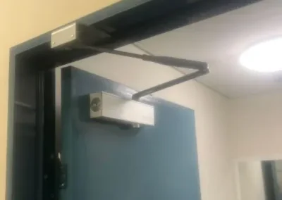Door closer fitted above a commercial door