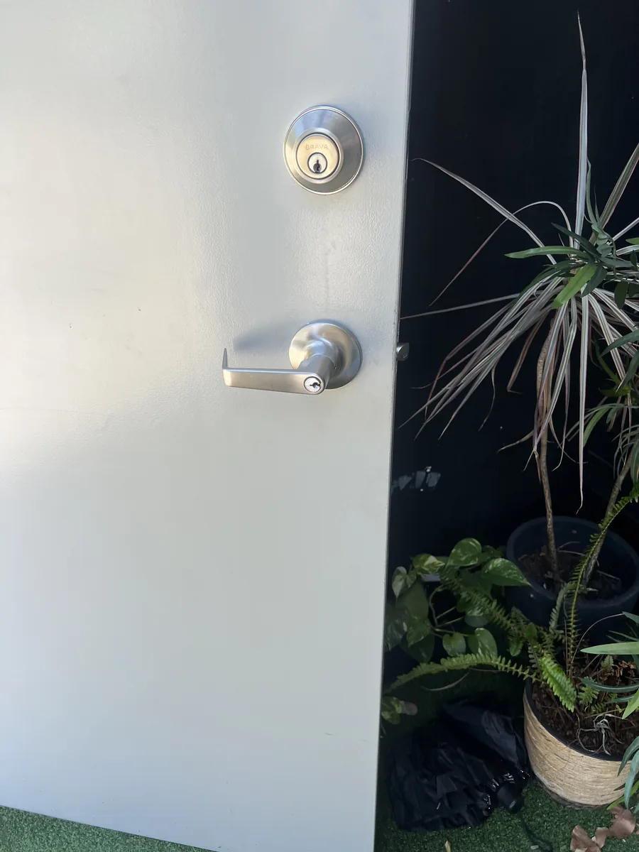 Deadlock fitted to a hinged entry door