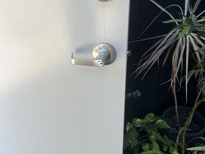 Keyed door cylinder and handle